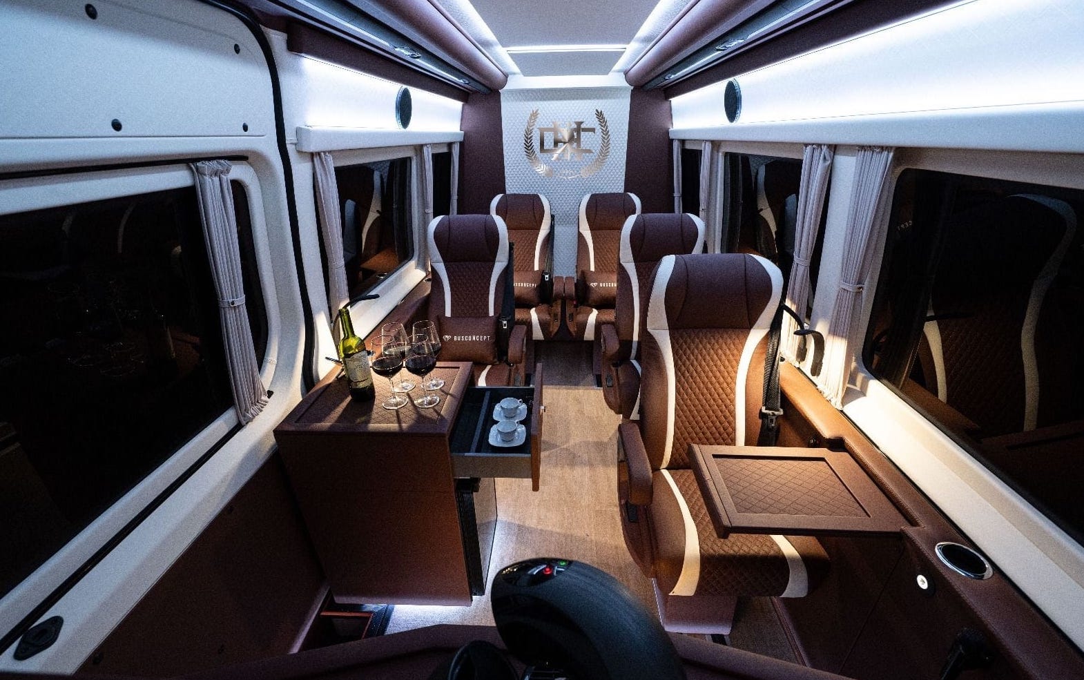 2.2 Découvrez notre l'intérieur de l'un de nos Sprinter BLACK PEARL disponible avec un de nos chauffeur privé de luxe